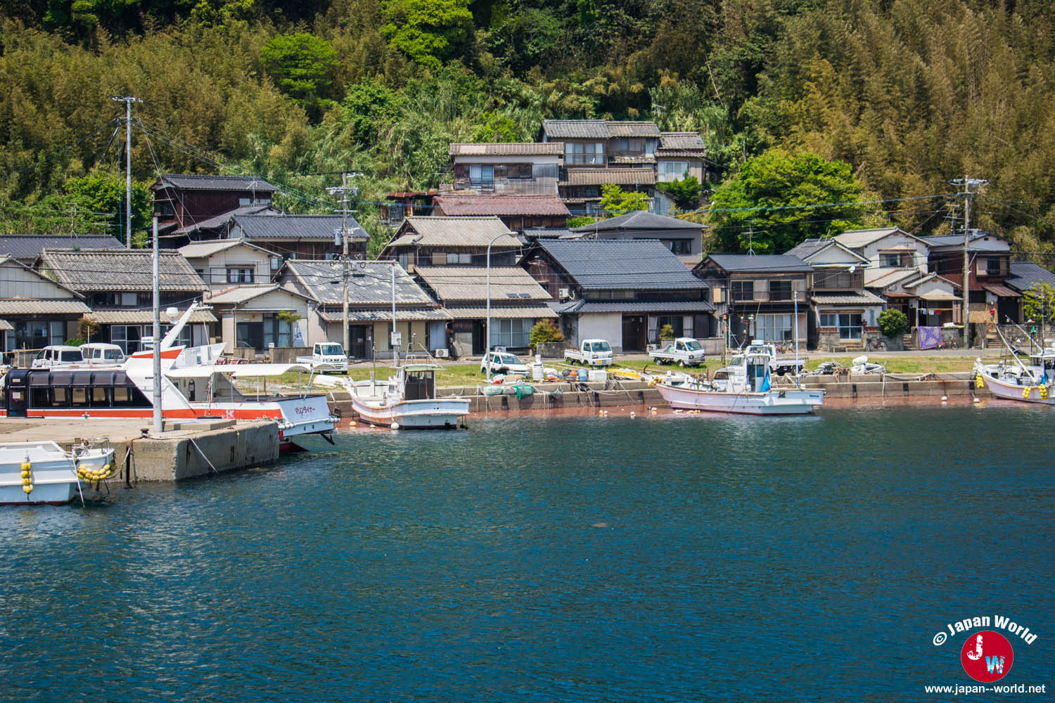 Village côtier d'Ainoshima aperçu depuis le ferry