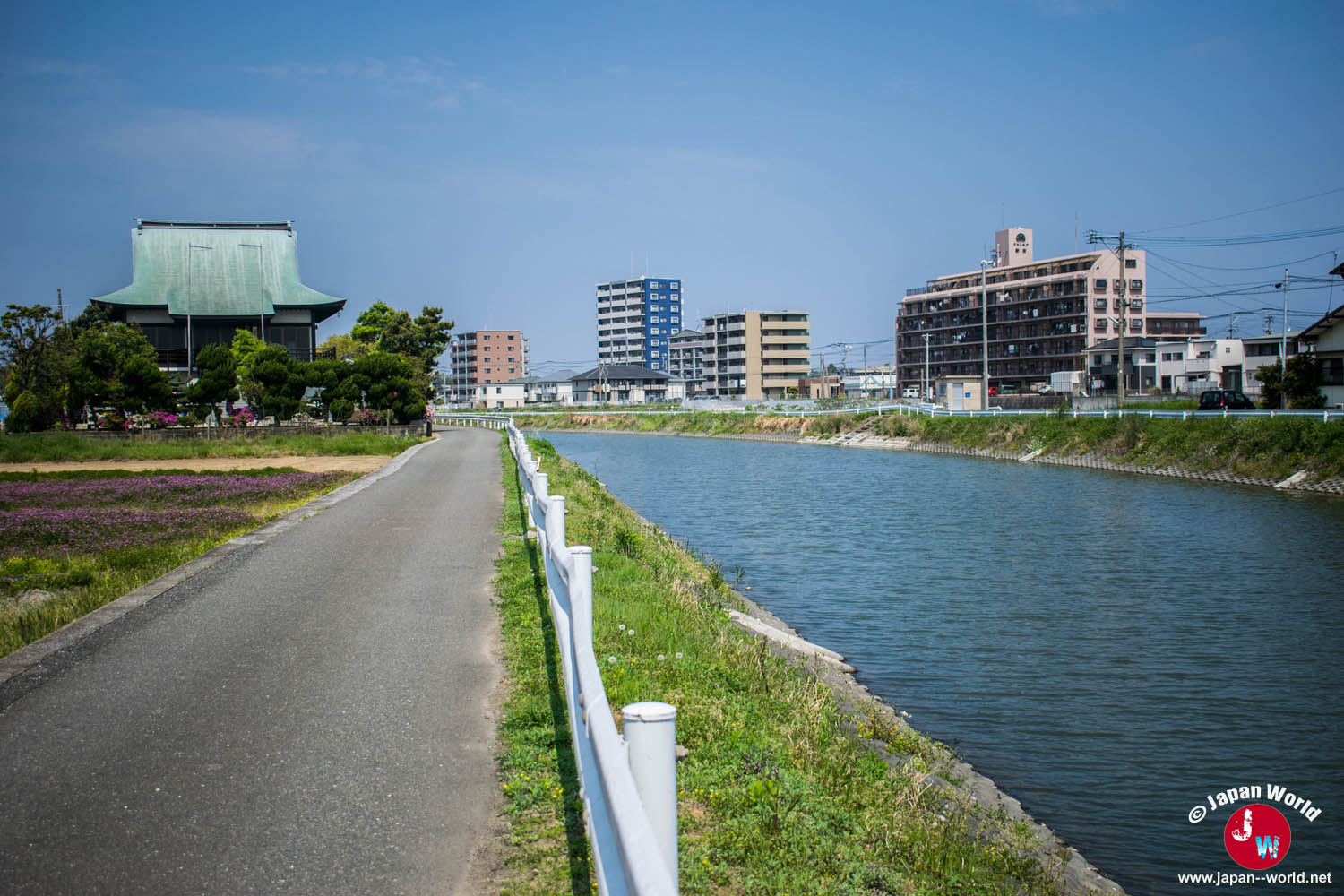 Chemin longeant un cours d'eau vers le terminal maritime d'Ainoshima