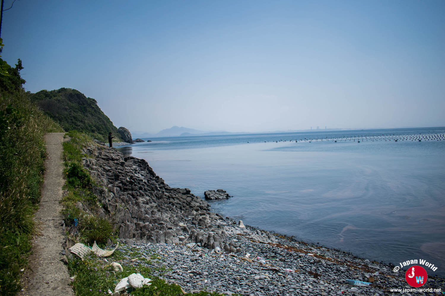 Plage rocheuse et mer calme sur l'île d'Ainoshima