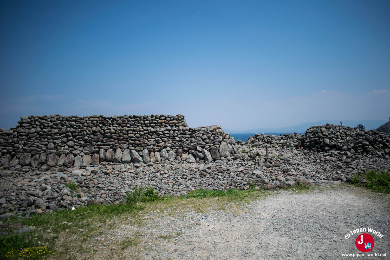 Premier mur constitué de pierres empilées à Ainoshima