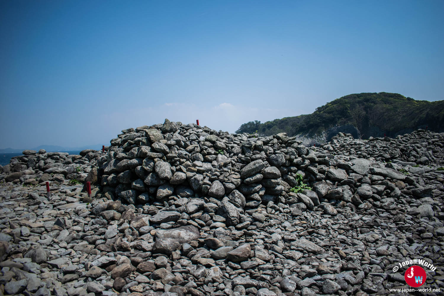 Grand monticule de pierres sur le littoral d'Ainoshima