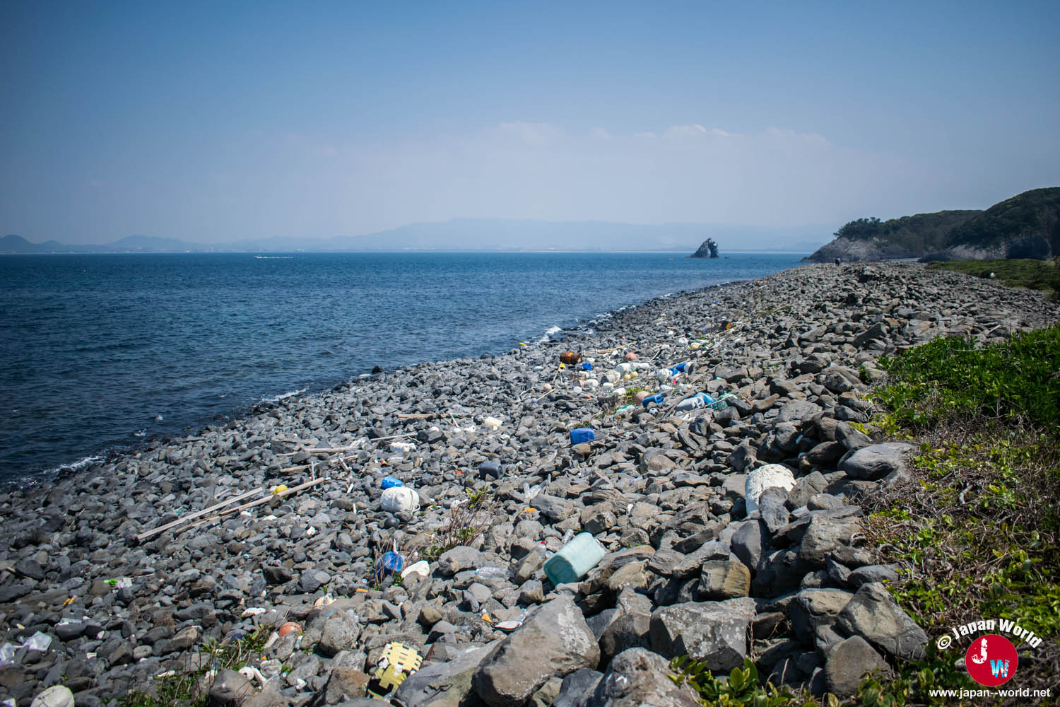 Déchets rejetés sur la plage rocheuse d'Ainoshima