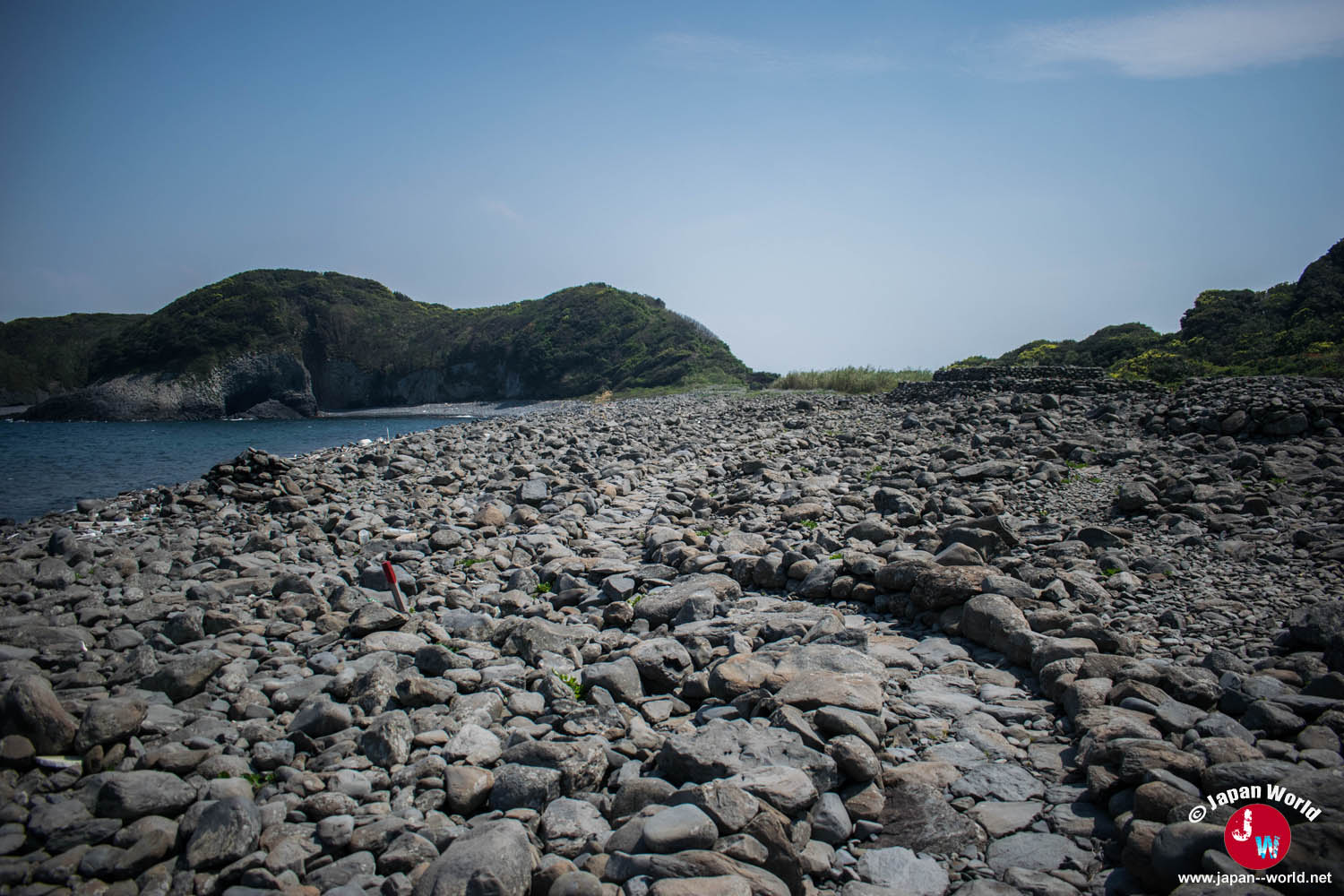 Rivage couvert de pierres sur l'île d'Ainoshima