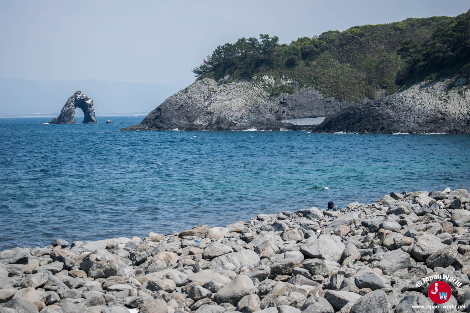 Formations rocheuses et îlot vus depuis la plage d'Ainoshima