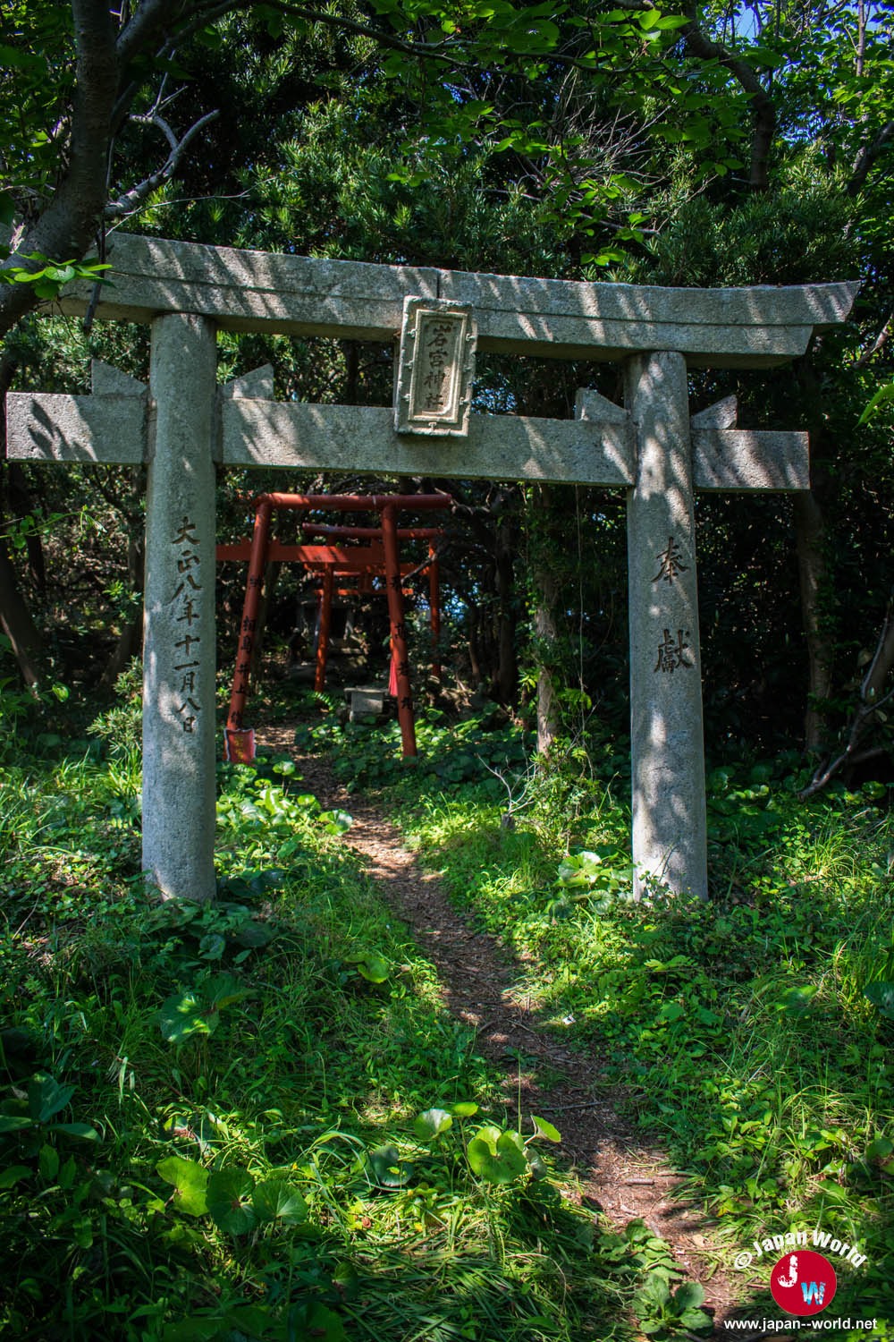 Petit sanctuaire entouré d'arbres sur l'île d'Ainoshima