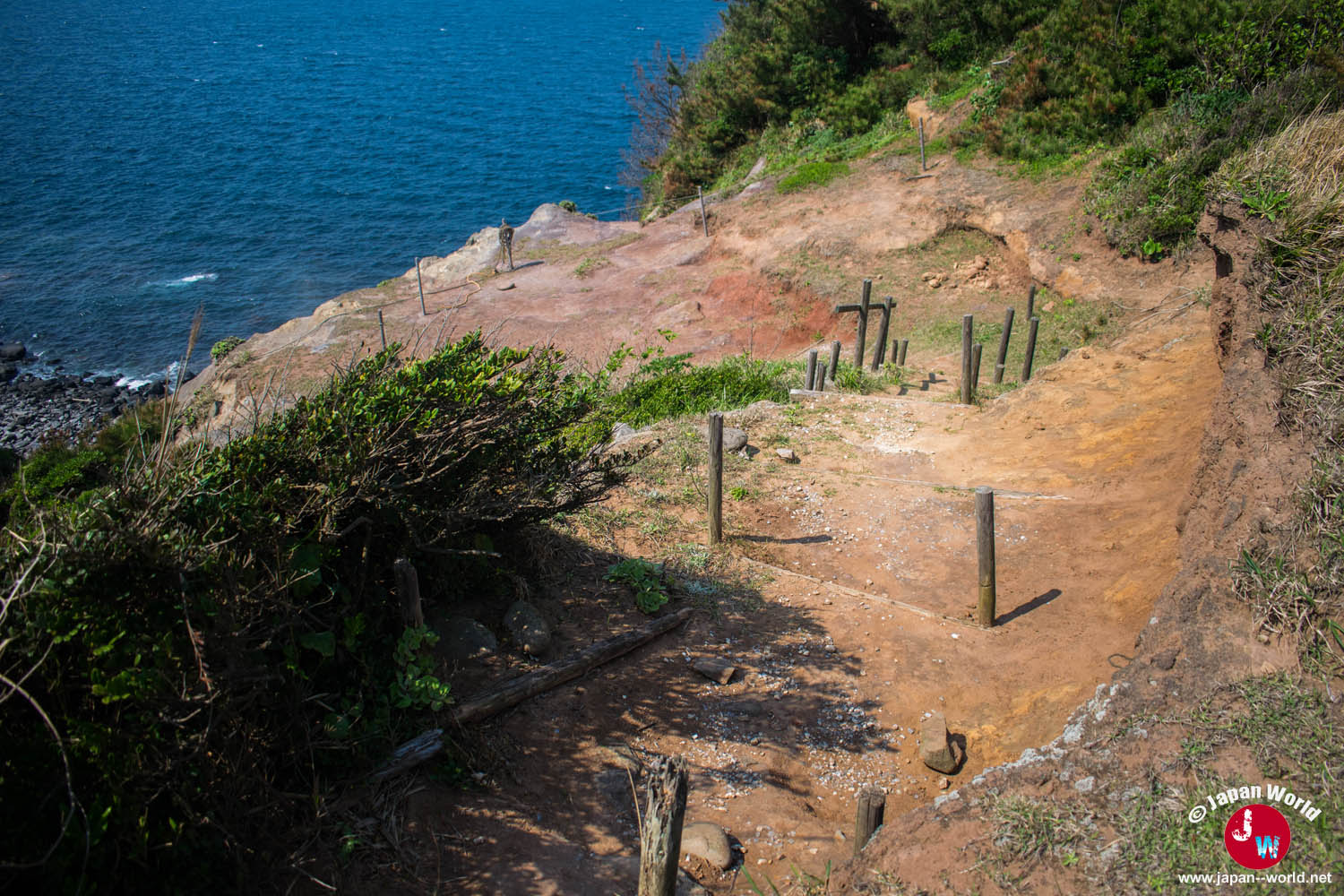Sentier côtier dominant la mer sur l'île d'Ainoshima