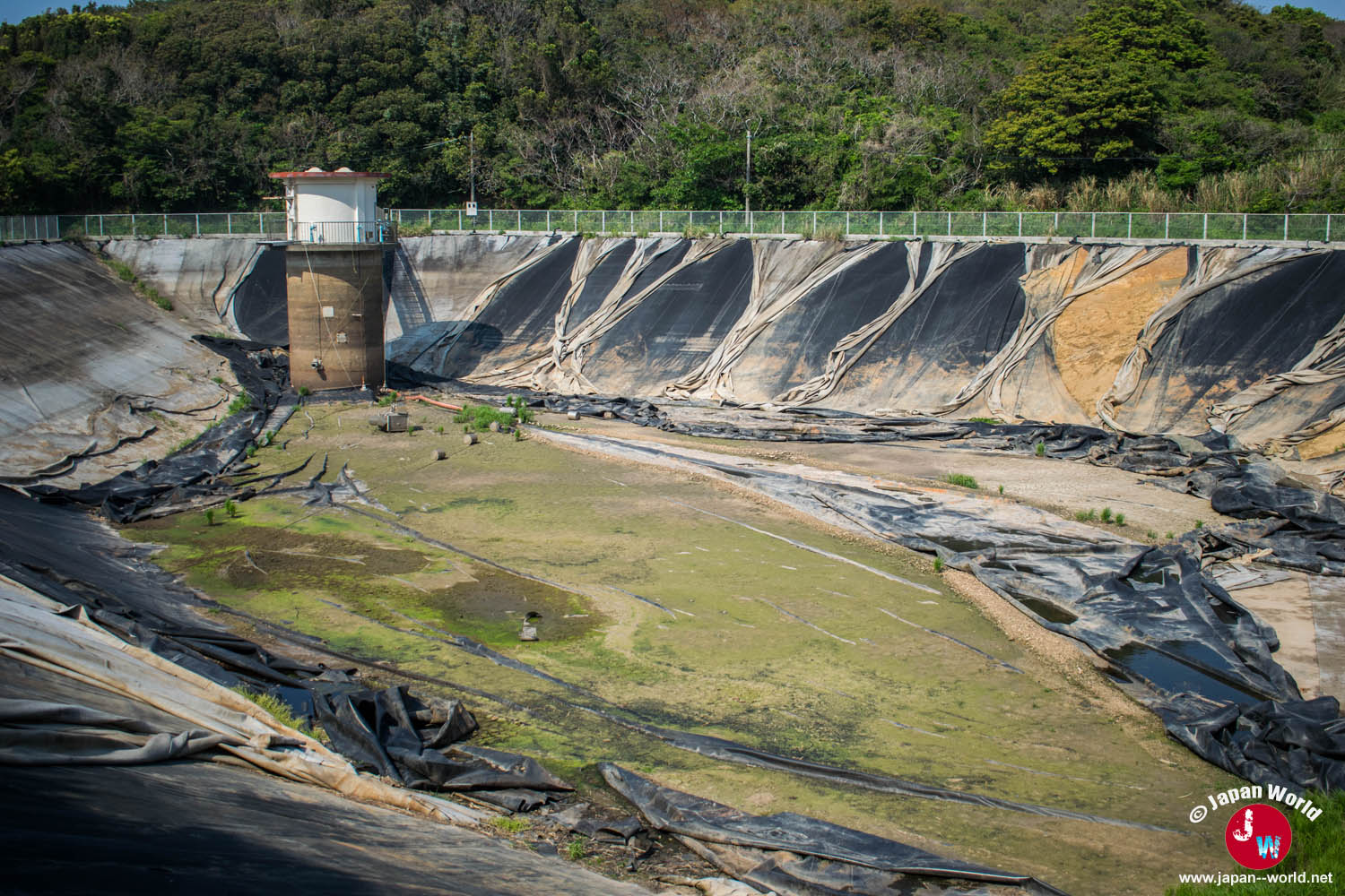 Grande structure en béton près du point de vue d'Ainoshima