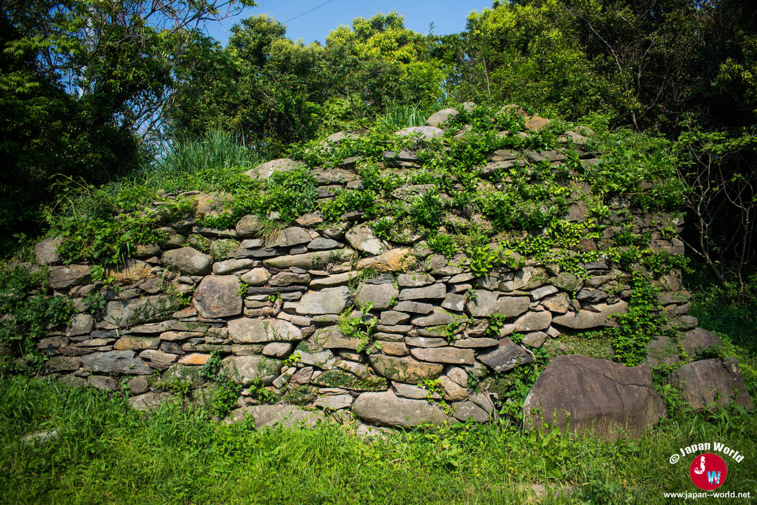 Ancien mur de pierres construit sur les hauteurs d'Ainoshima