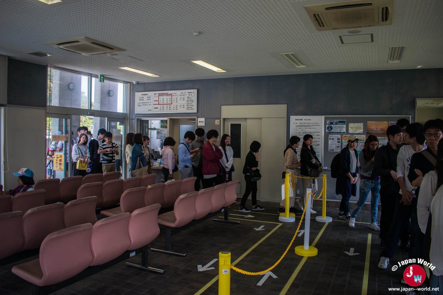 Voyageurs attendant le bateau dans le terminal maritime d'Ainoshima