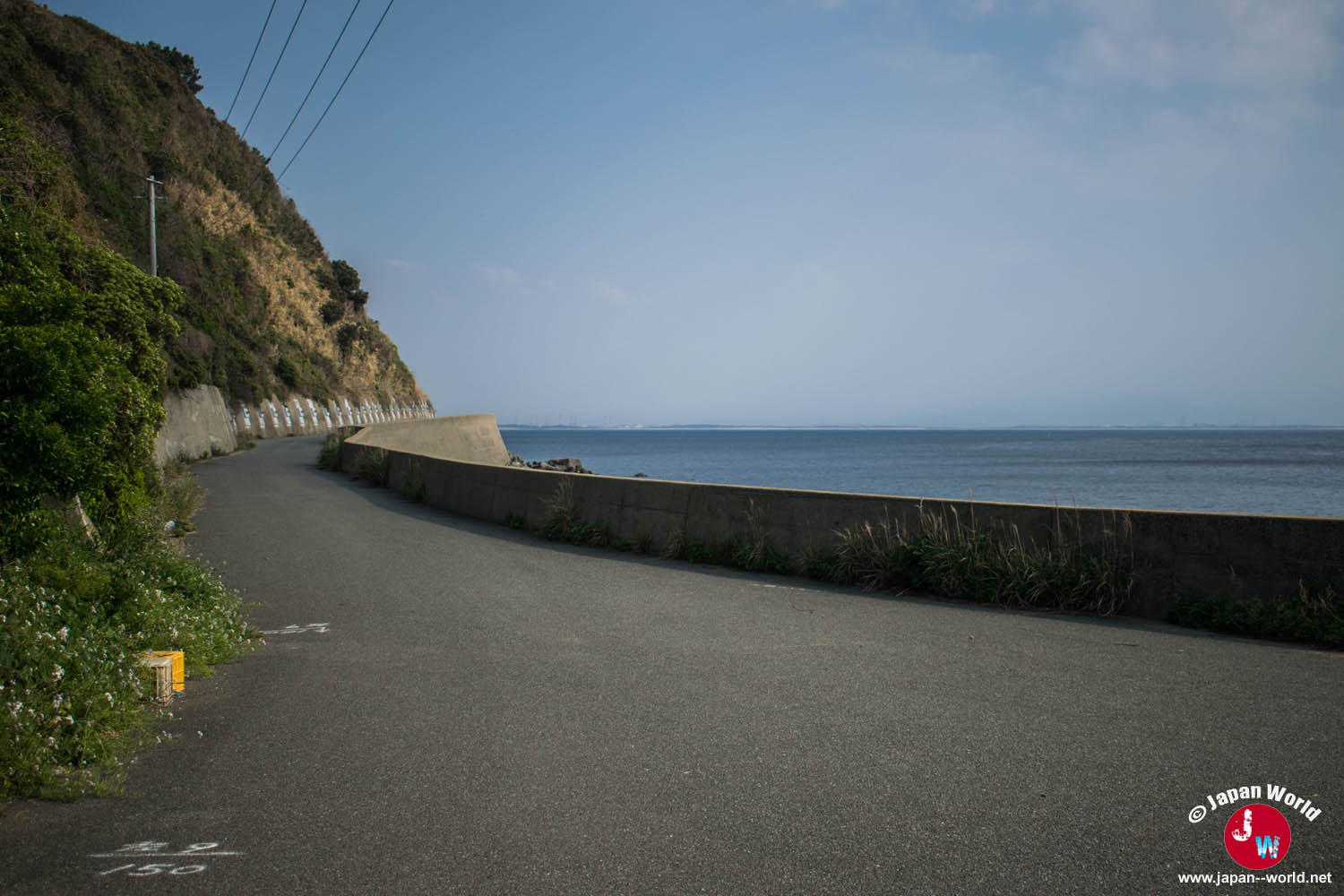 Route côtière longeant la mer sur l'île d'Ainoshima