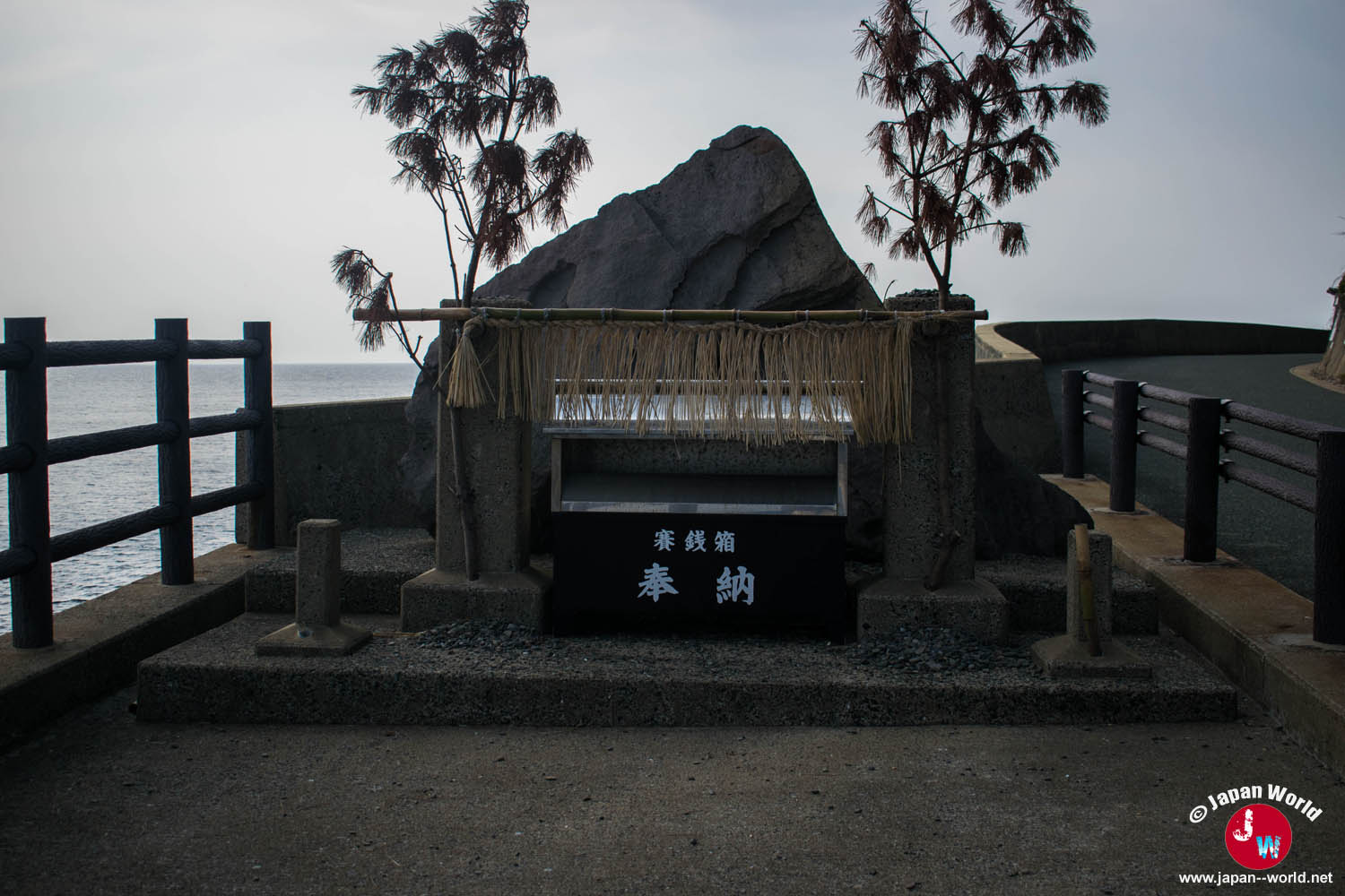 Sanctuaire du Roi Dragon et panneau explicatif à Ainoshima