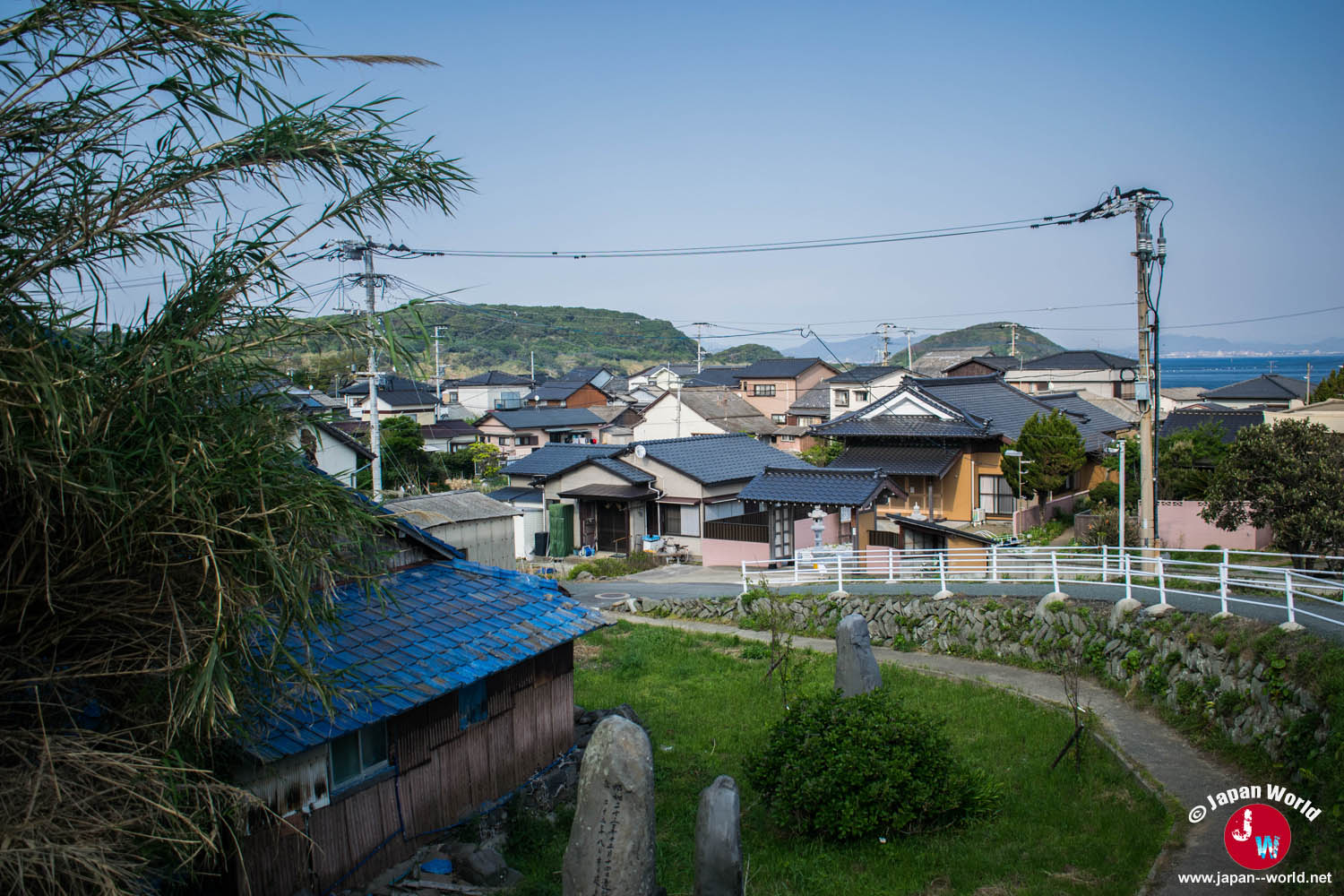 Maisons du village de pêcheurs d'Ainoshima vues depuis les hauteurs