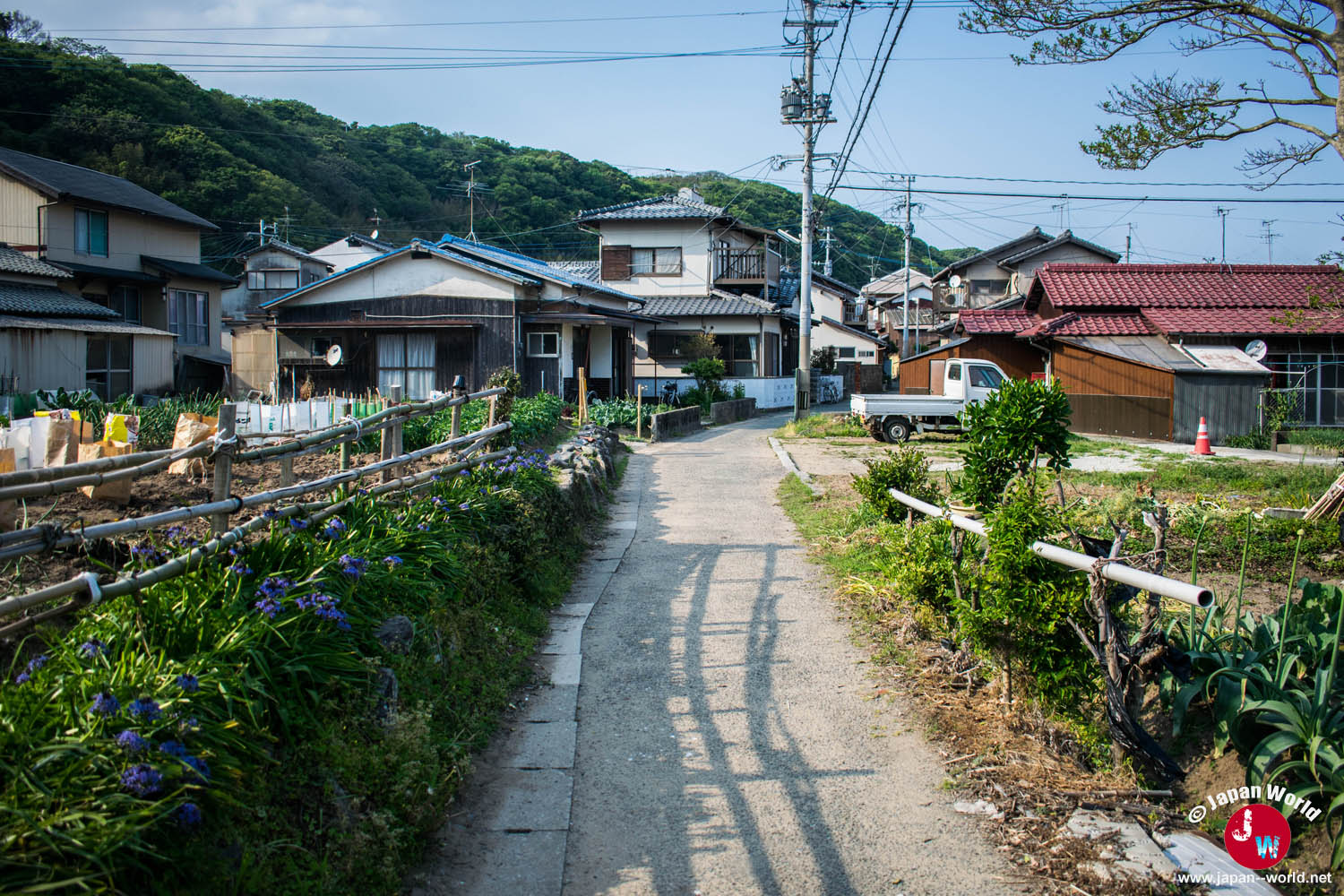 Ruelle étroite traversant le village de l'île d'Ainoshima