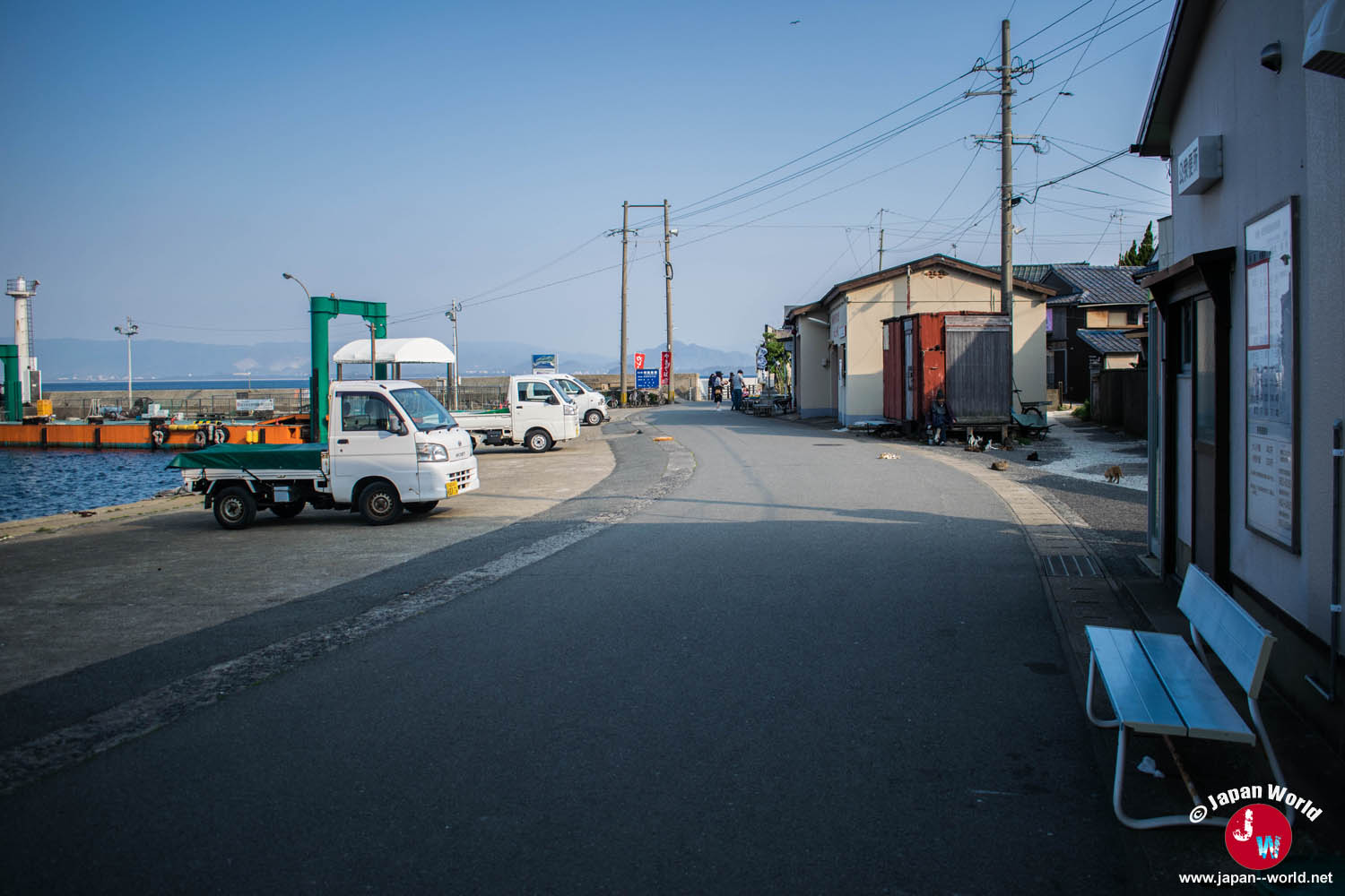 Rue déserte près du port et du village d'Ainoshima