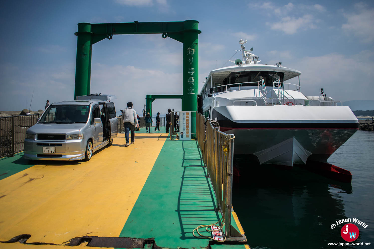 Ferry amarré au quai avant le départ pour Ainoshima
