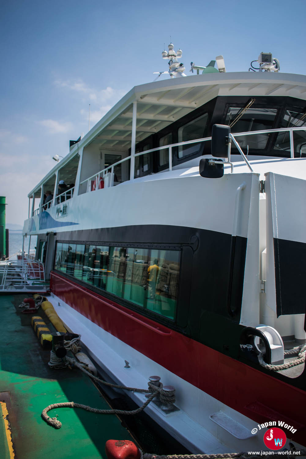 Ferry d'Ainoshima vu depuis le quai d'embarquement