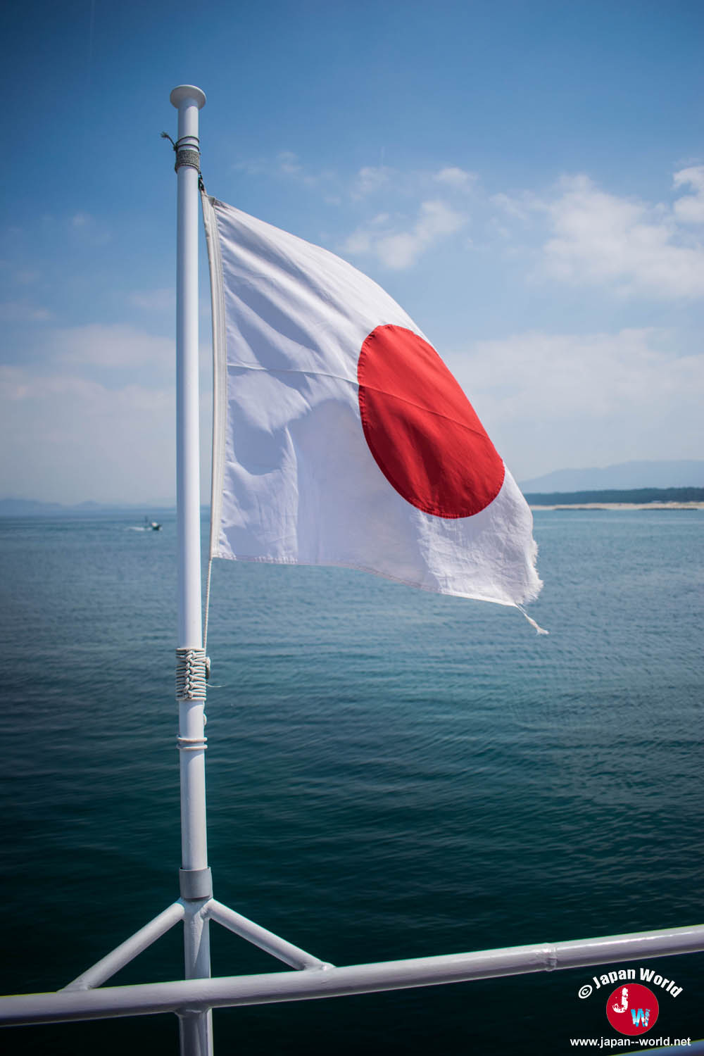Drapeau japonais flottant à bord du ferry pour Ainoshima