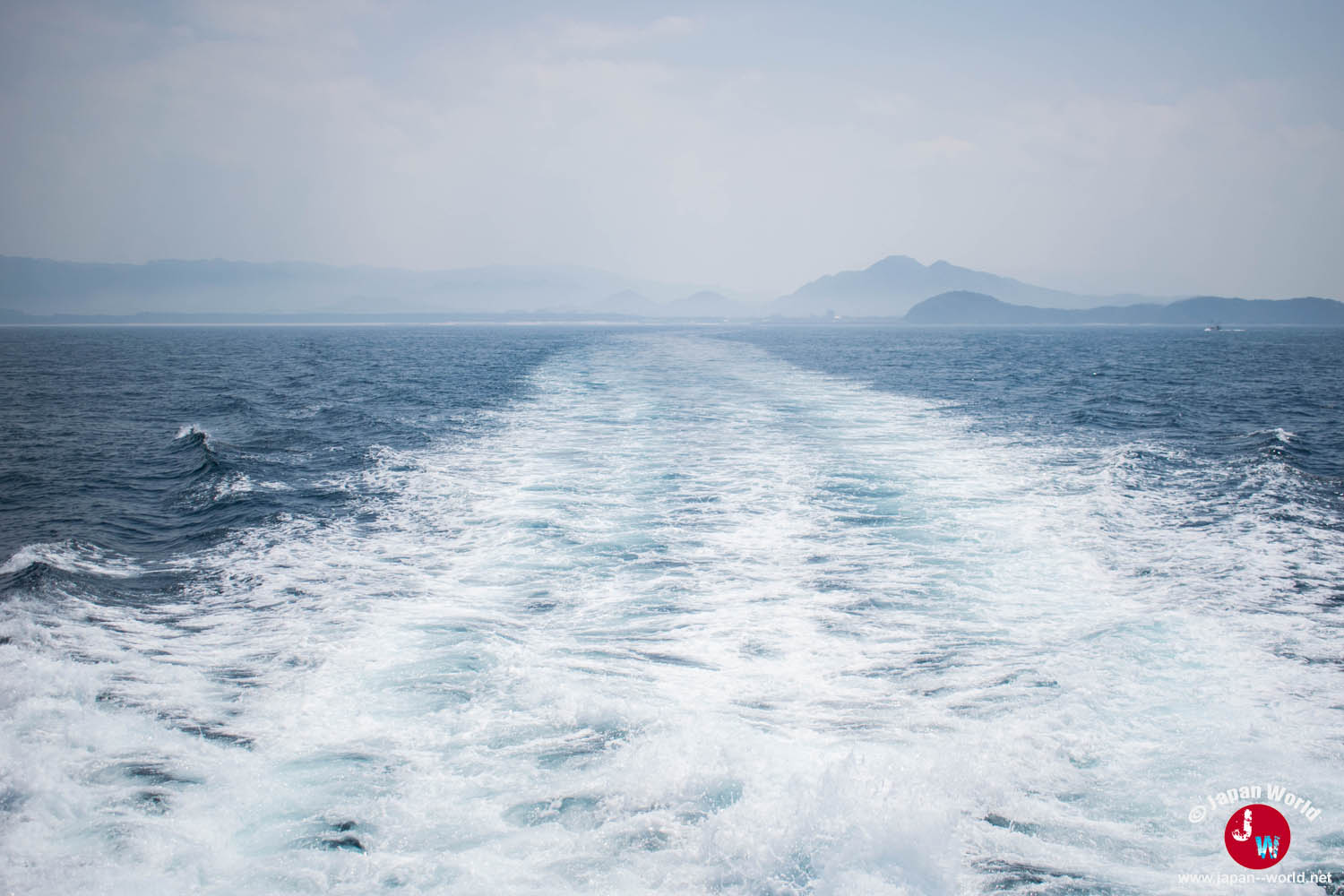 Sillage du ferry pendant la traversée vers l'île d'Ainoshima