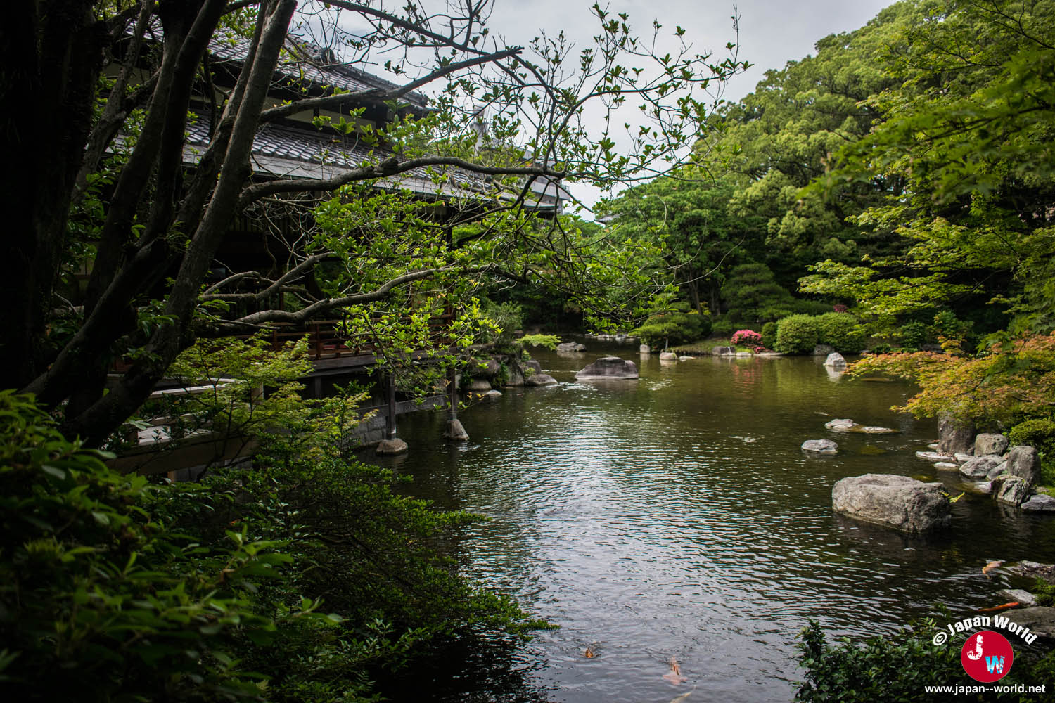 Étang entouré d'arbres dans le parc Yusentei à Fukuoka