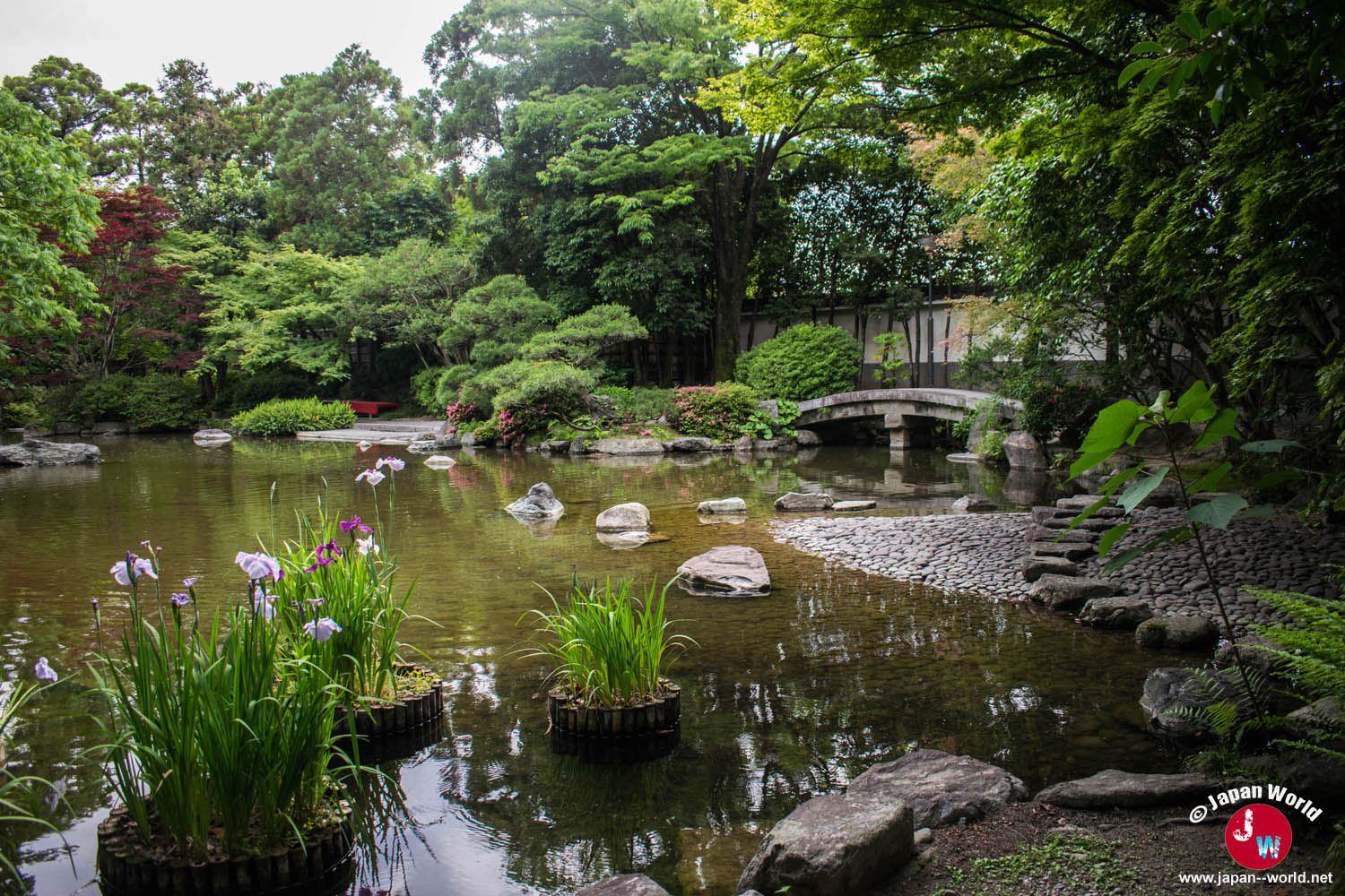 Petit pont de pierre traversant l'étang de Yusentei