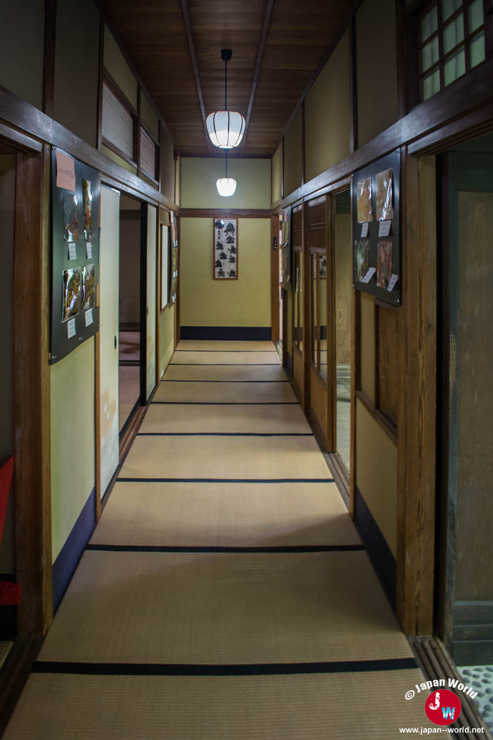 Couloir traditionnel conduisant à la pièce Ohiroma de Yusentei