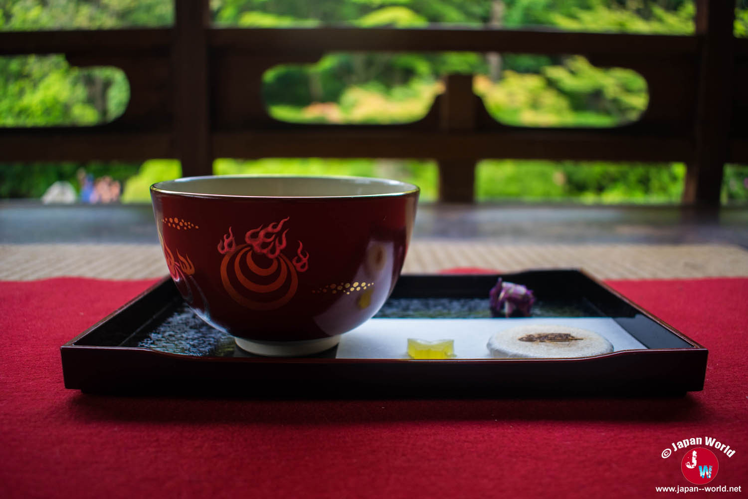 Bol de matcha servi face au jardin du parc Yusentei