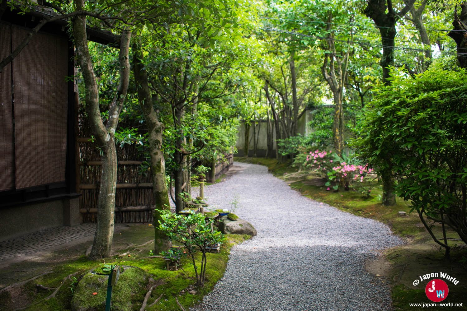 Chemin de gravier à droite du bâtiment principal du parc Yusentei