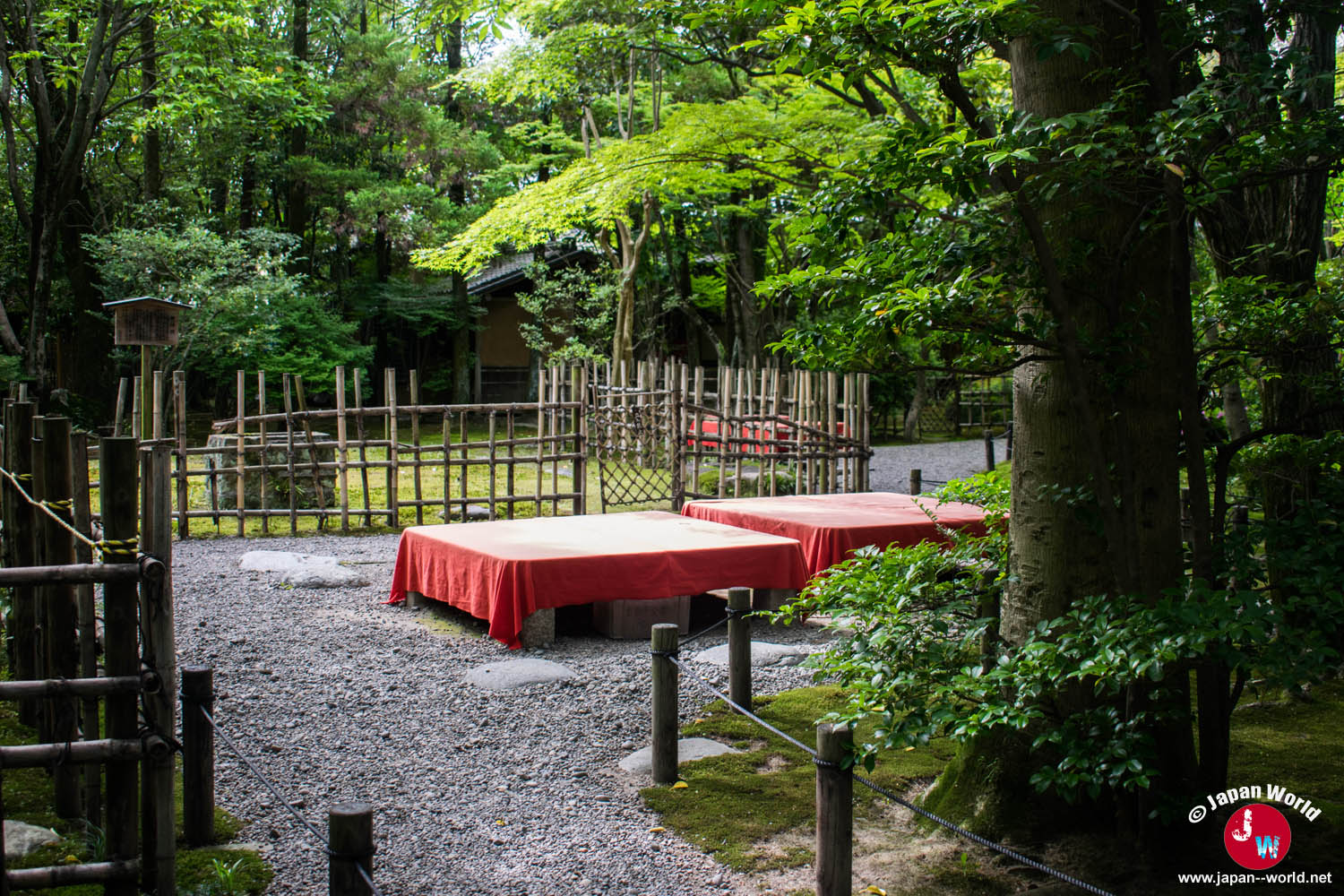 Espace aménagé pour boire du thé dans le jardin de Yusentei