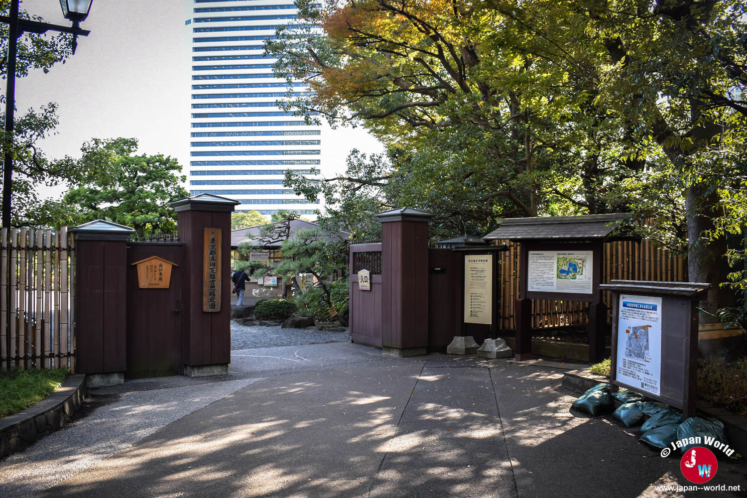Portail d'entrée du jardin Kyu-Shiba-rikyu Onshi Teien à Tokyo