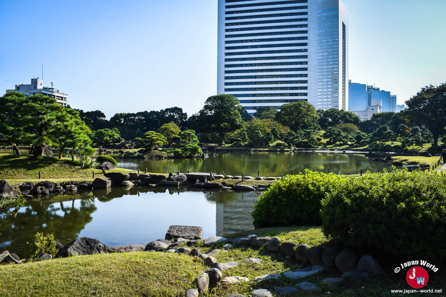 Étang du jardin Kyu-Shiba-rikyu Onshi Teien avec les immeubles de Tokyo en arrière-plan