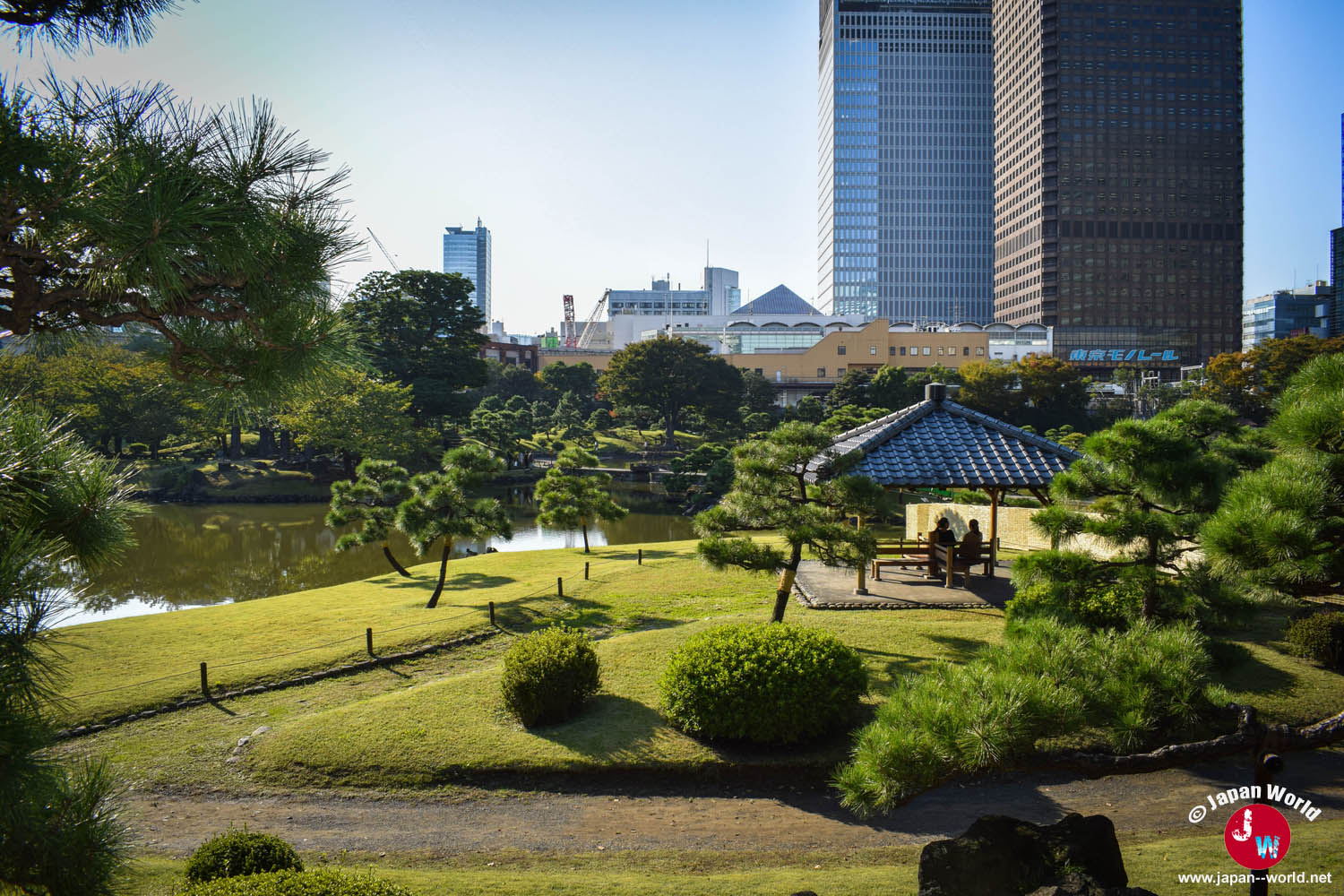 Pavillon au bord de l'étang du jardin Kyu-Shiba-rikyu Onshi Teien