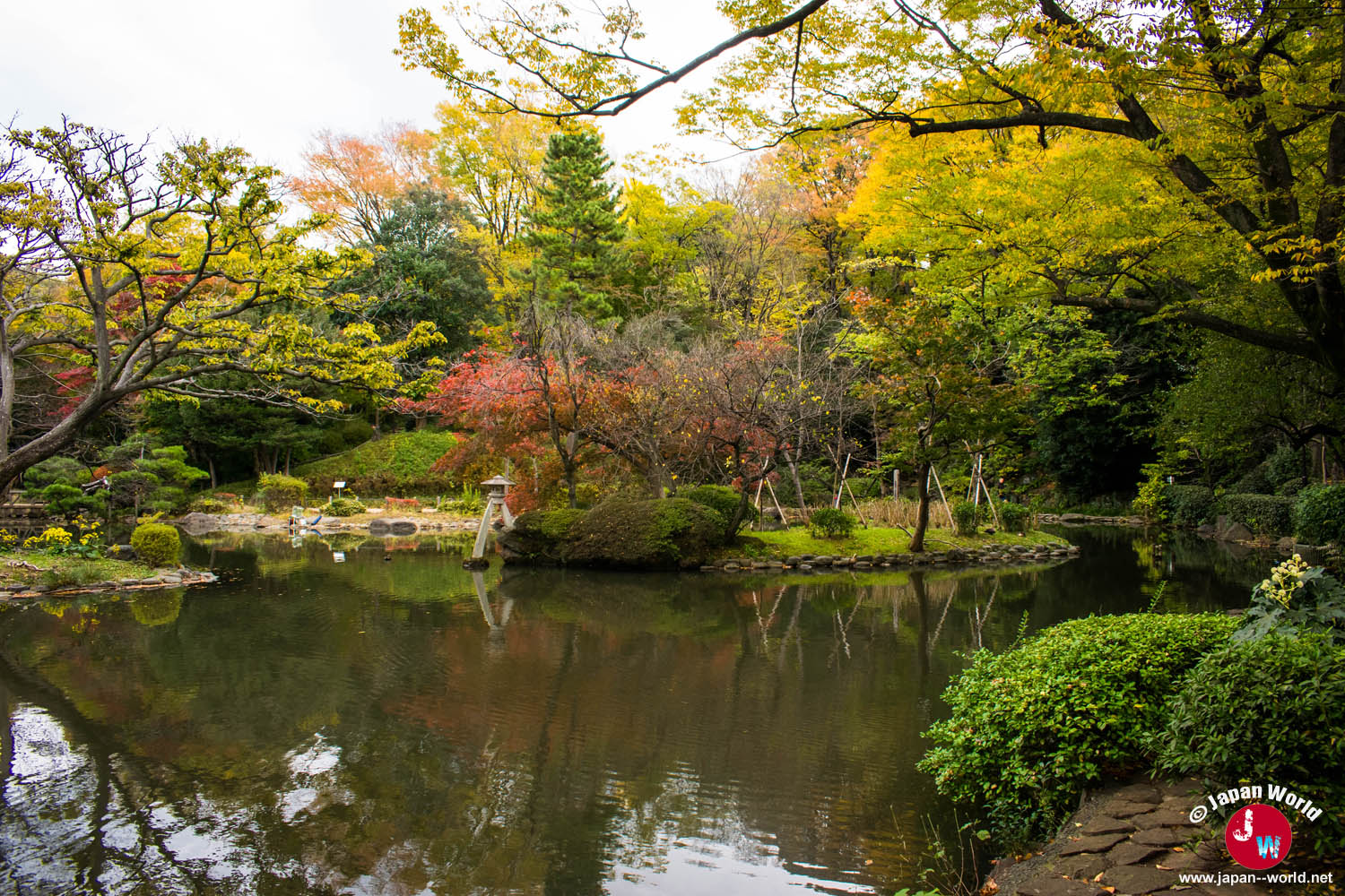 Reflets des feuillages d'automne sur l'étang du parc mémorial d'Arisugawa-no-miya