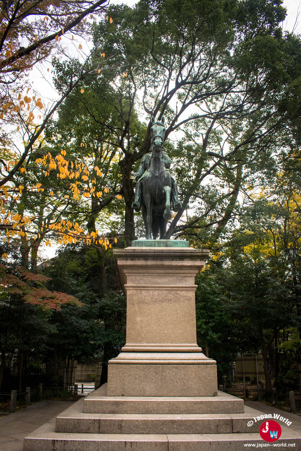 Statue équestre du prince Arisugawa Taruhito au sommet d'une colline du parc