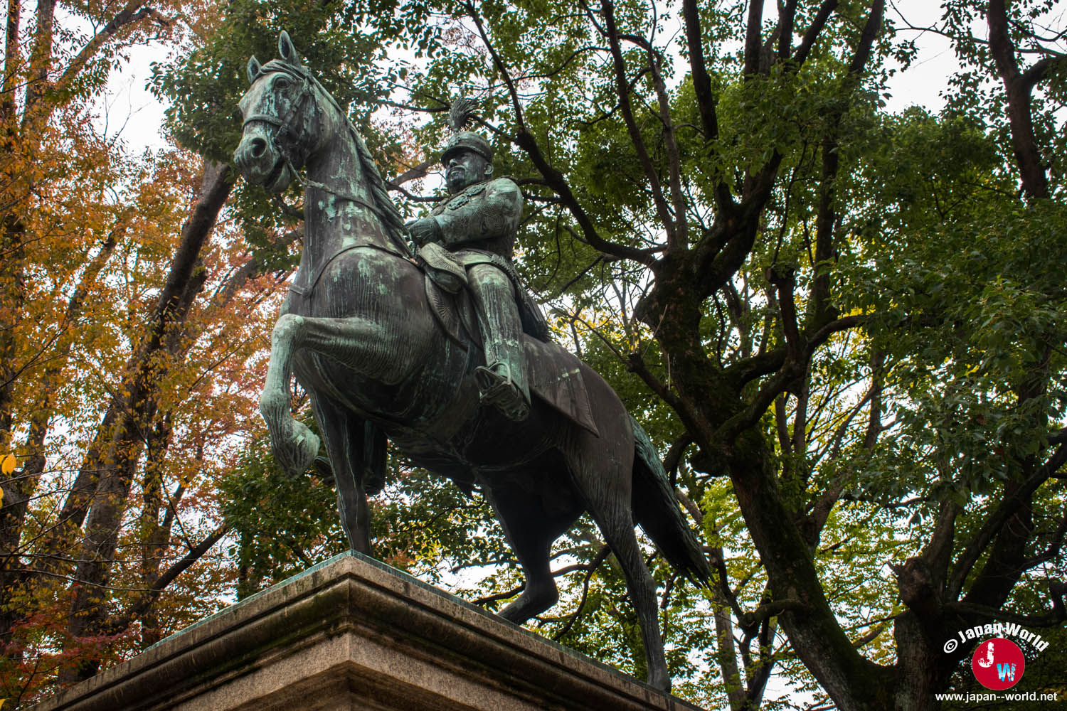 Détail de la statue équestre du prince Arisugawa Taruhito à Tokyo