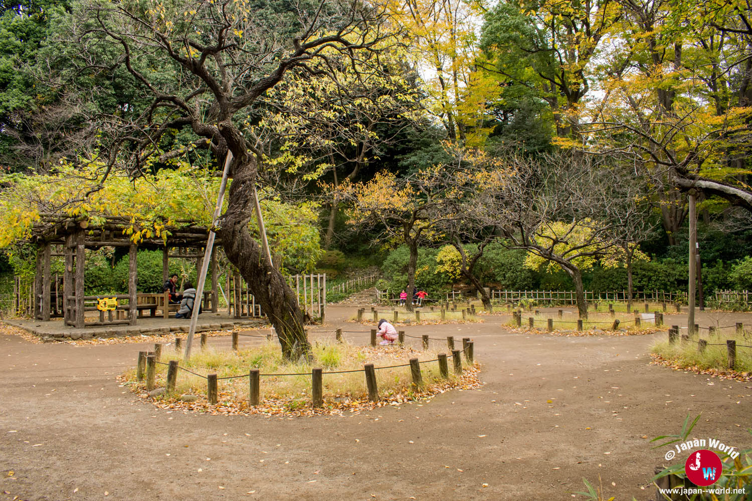 Aire de jeux pour enfants entourée d'arbres dans le parc mémorial d'Arisugawa-no-miya