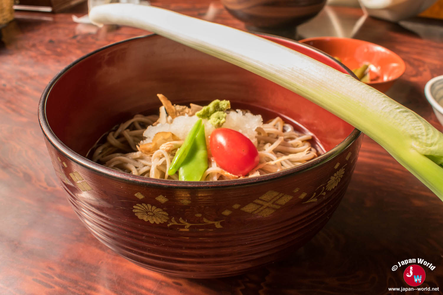 La spécialité du village Ouchi-juku : manger les soba avec un poireau