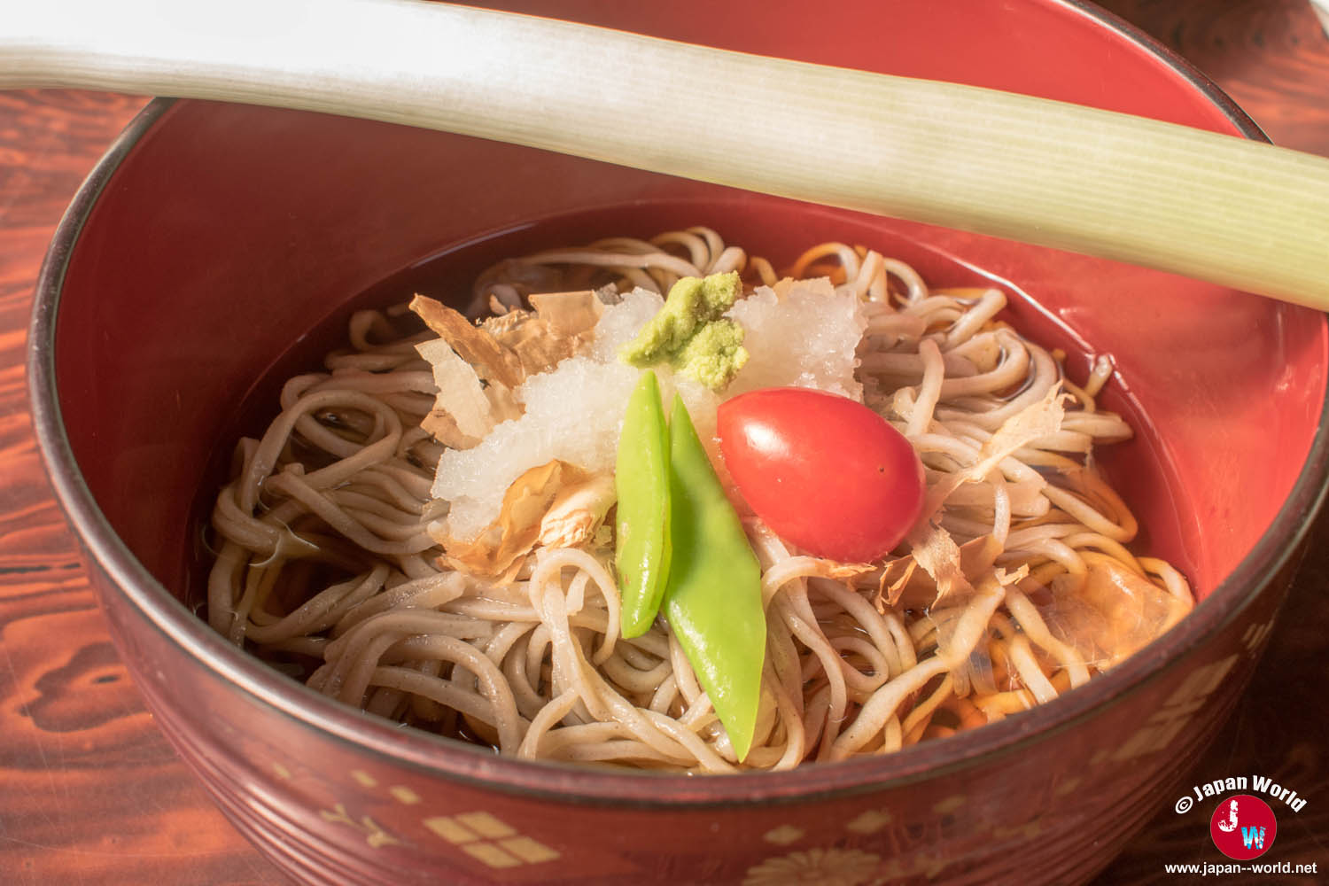 La spécialité du village Ouchi-juku : manger les soba avec un poireau