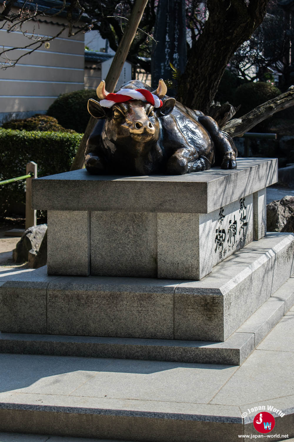 Statue de taureau à l'entrée du sanctuaire Dazaifu Tenman-gu