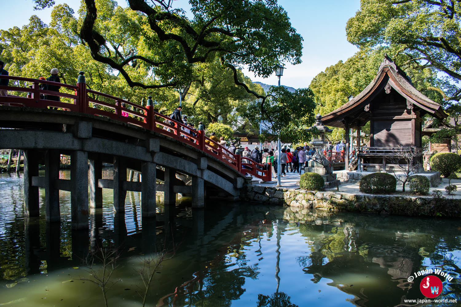 Pont du sanctuaire Dazaifu Tenman-gu entouré de verdure