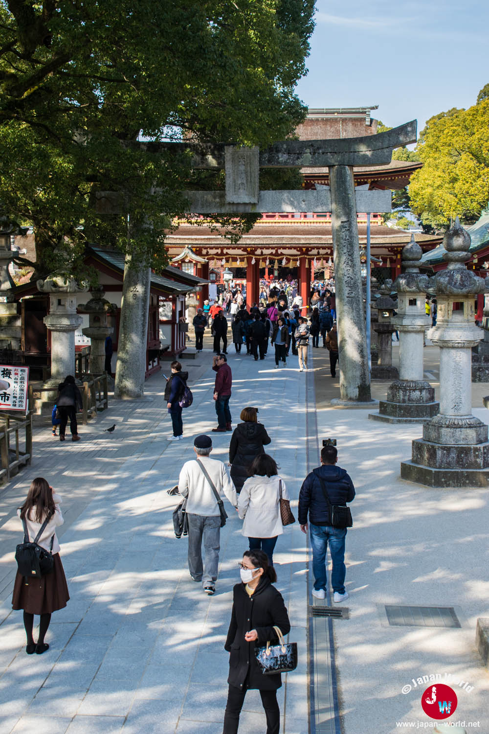 Allée menant à la porte du sanctuaire Dazaifu Tenman-gu