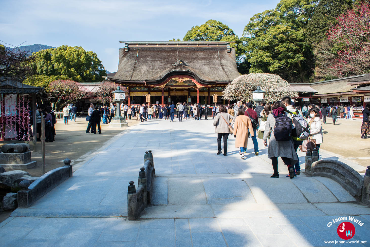 Cour et bâtiment principal du sanctuaire Dazaifu Tenman-gu