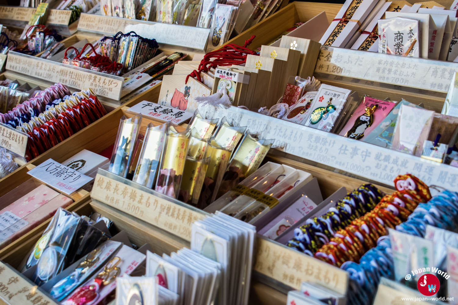 Amulettes et objets spirituels en vente au sanctuaire Dazaifu Tenman-gu