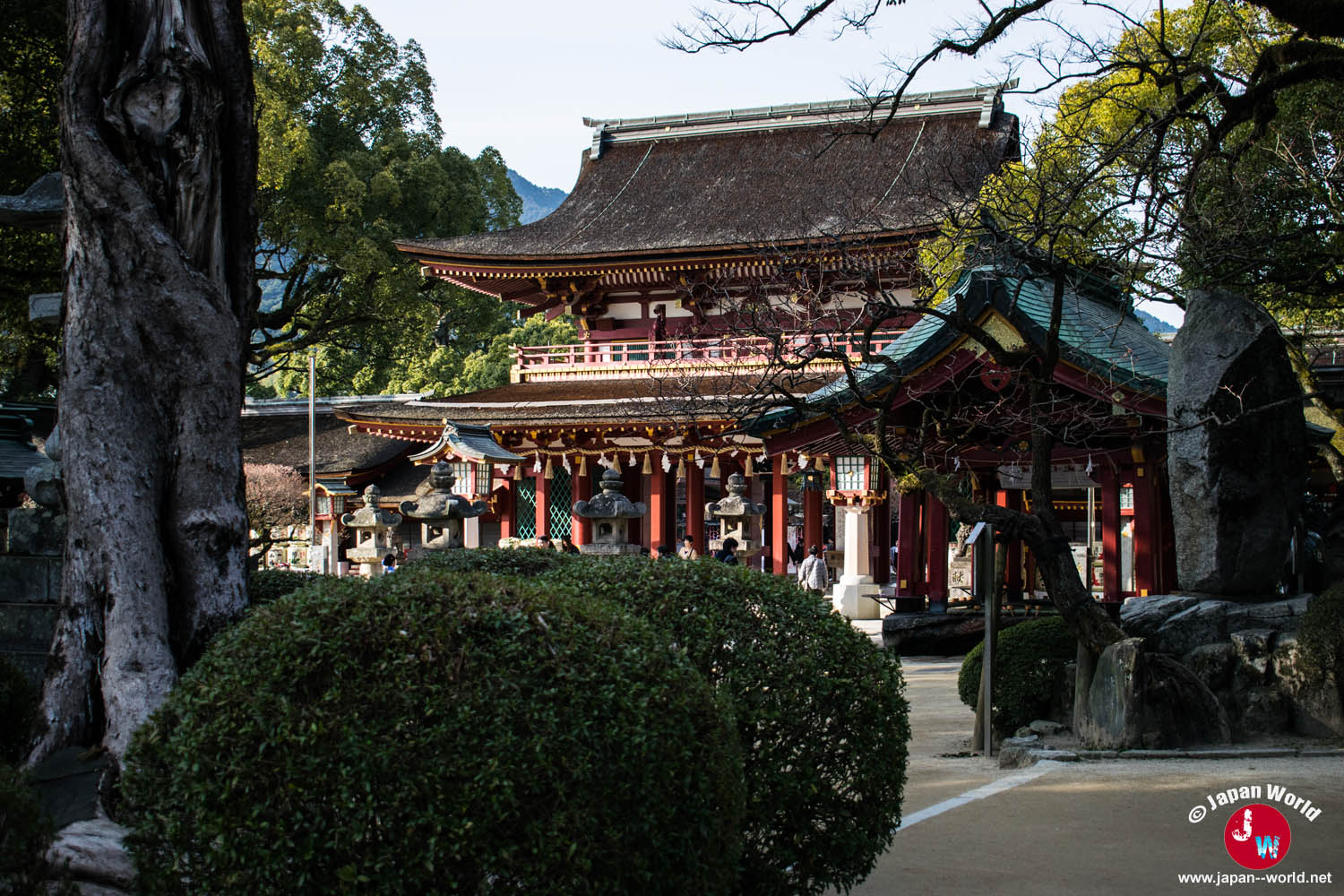 Porte du sanctuaire Dazaifu Tenman-gu vue depuis l'enceinte