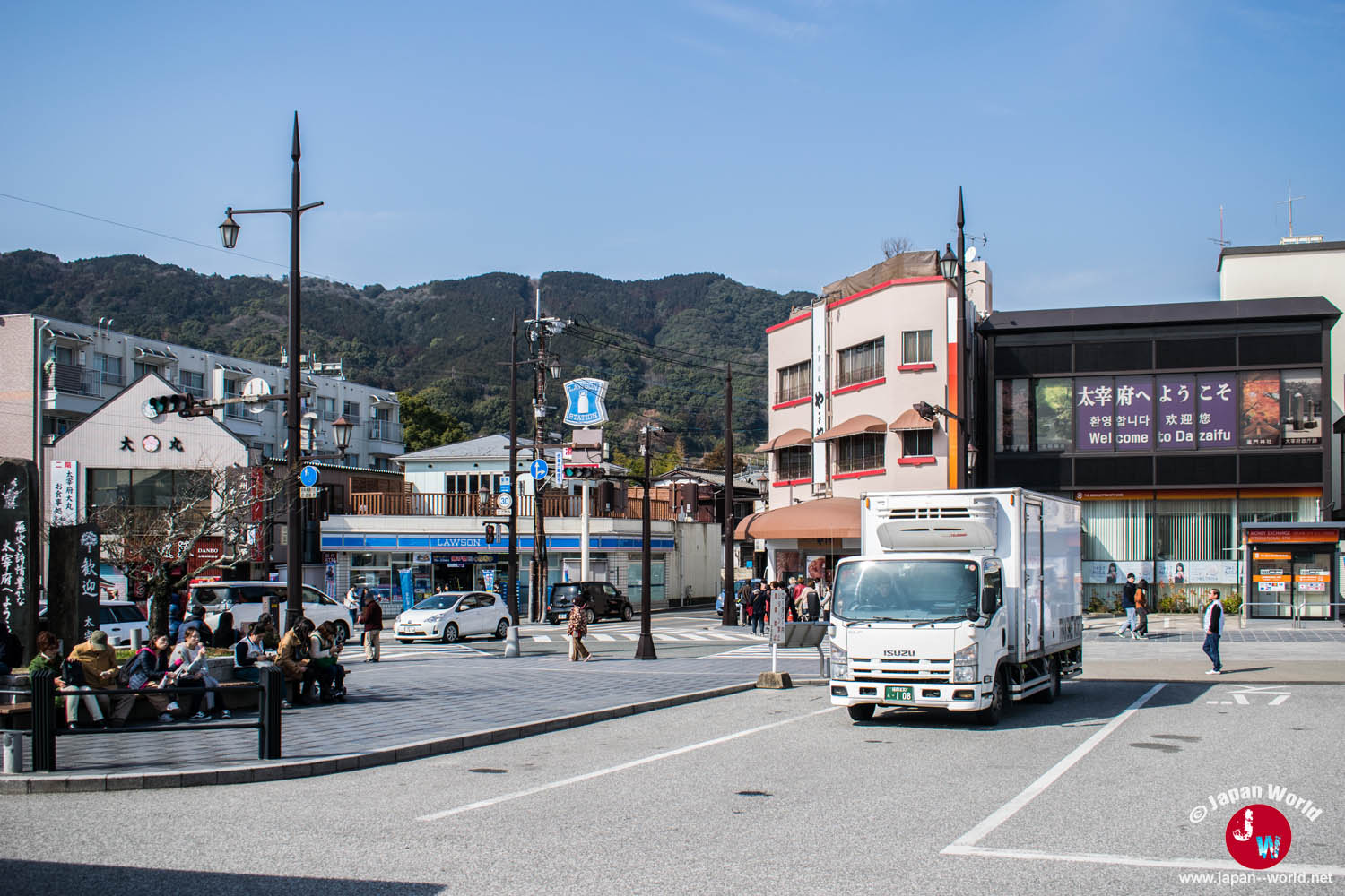 Place devant la gare de Dazaifu avec les montagnes en arrière-plan