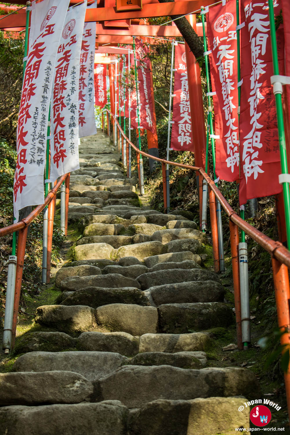 Marches sous les torii rouges derrière Dazaifu Tenman-gu