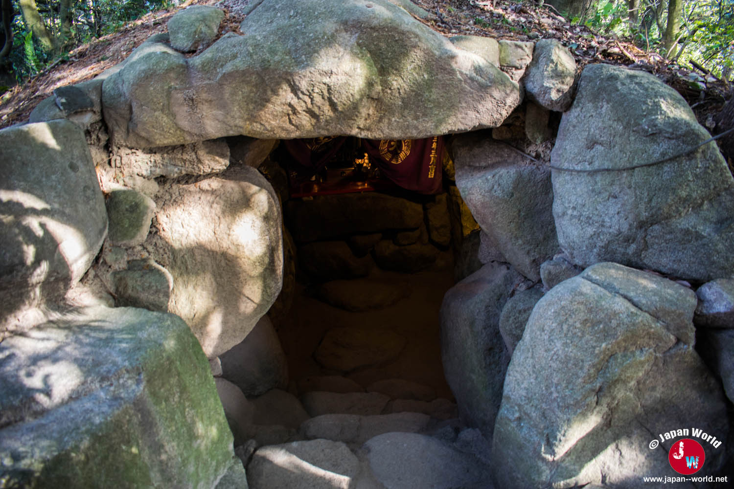 Petite grotte spirituelle près du sanctuaire dans les hauteurs de Dazaifu