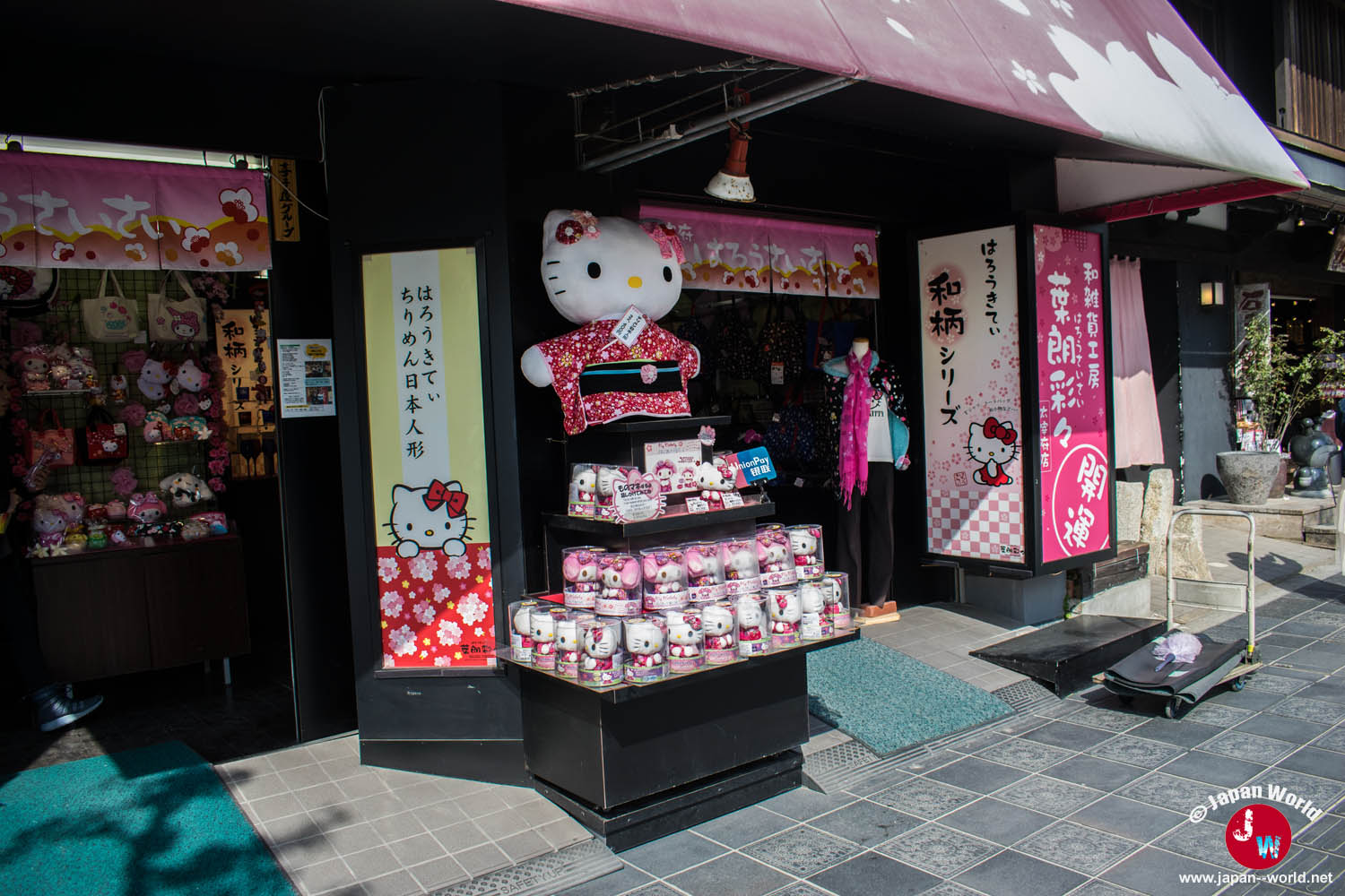 Boutique décorée autour de Hello Kitty dans l'allée marchande de Dazaifu