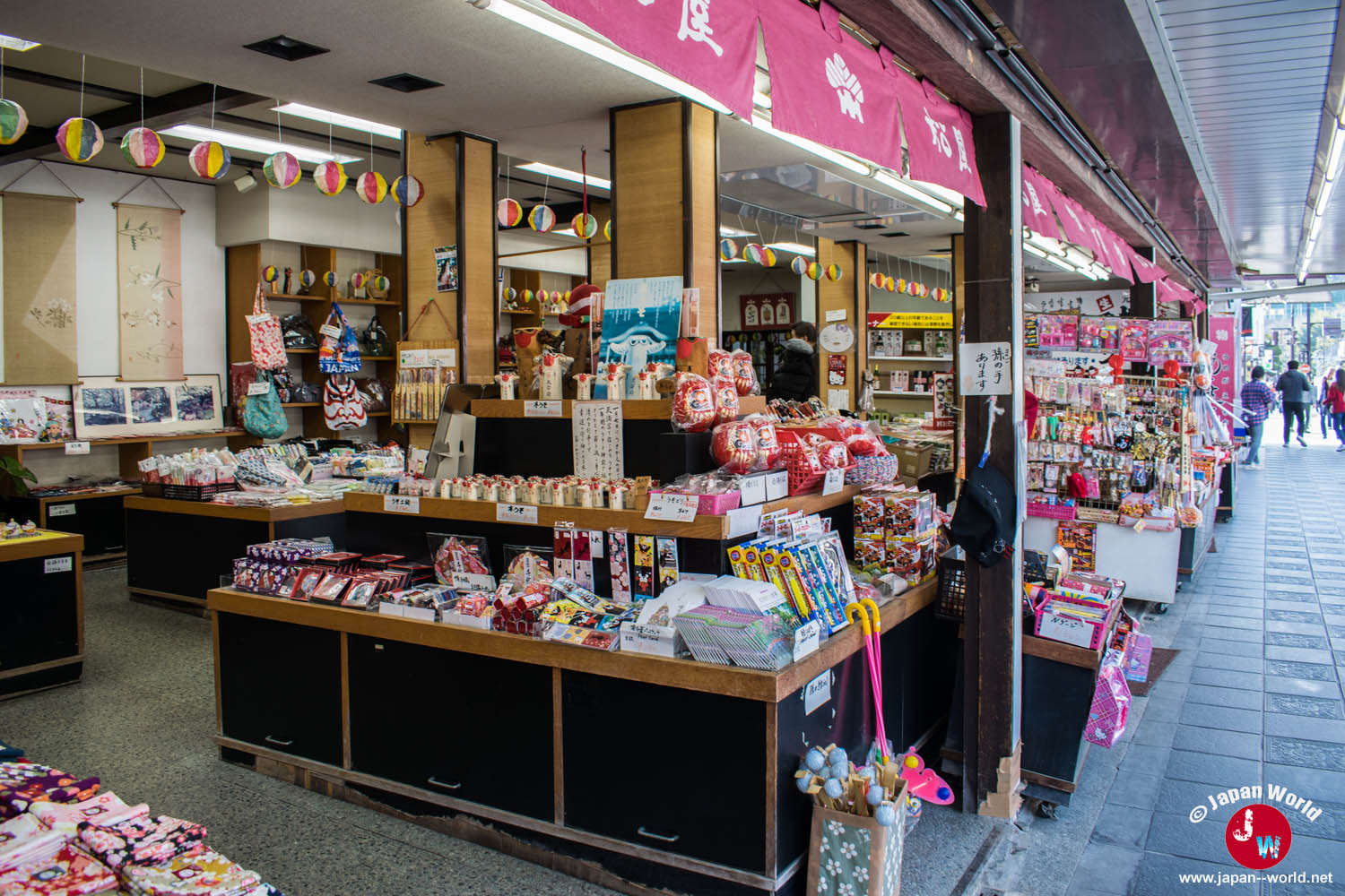 Étal de souvenirs dans l'allée marchande de Dazaifu