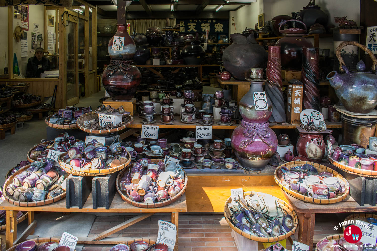 Boutique de céramiques et souvenirs dans l'allée marchande de Dazaifu
