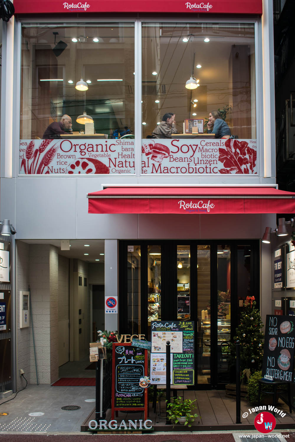 Façade rouge et blanche du restaurant RotaCafe dans le quartier de Daimyo à Fukuoka